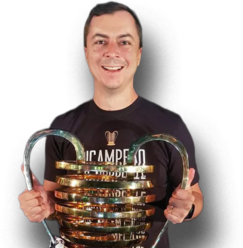 Dr. Rodrigo Oliveira segurando troféu de campeão