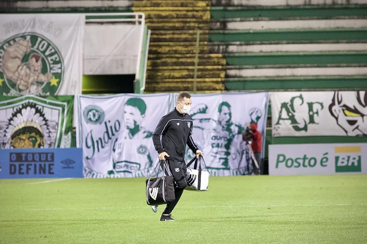 Dr. Rodrigo Oliveira entrando em campo para atendimento