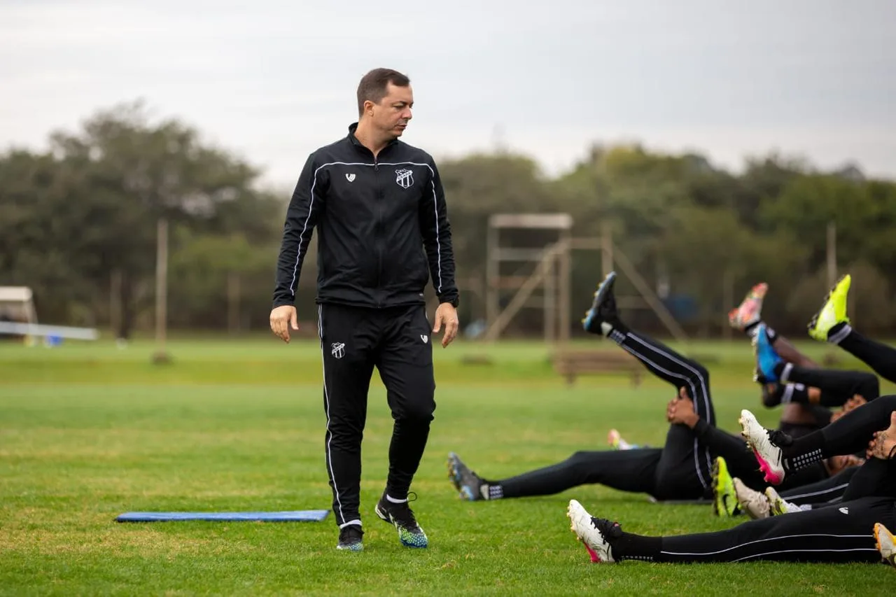 Dr. Rodrigo Oliveira acompanhando treino de atletas no campo